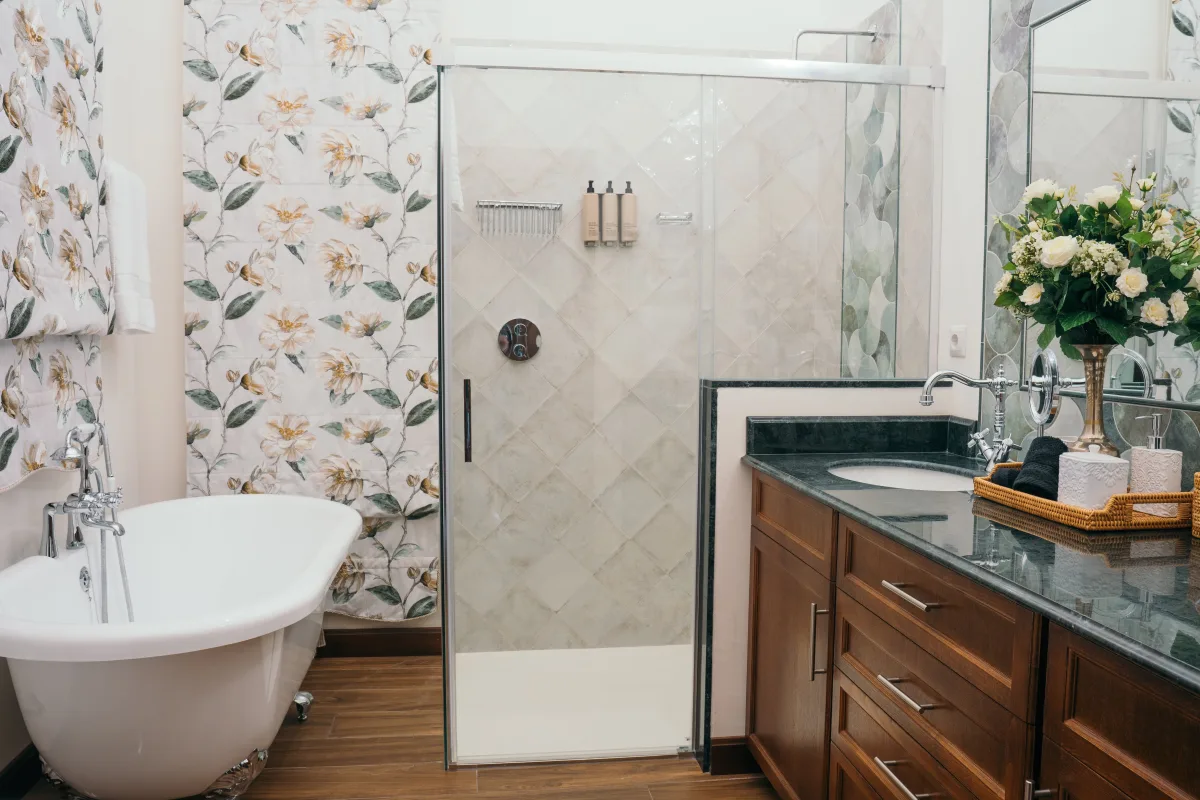 An en-suite bathroom at the lodge