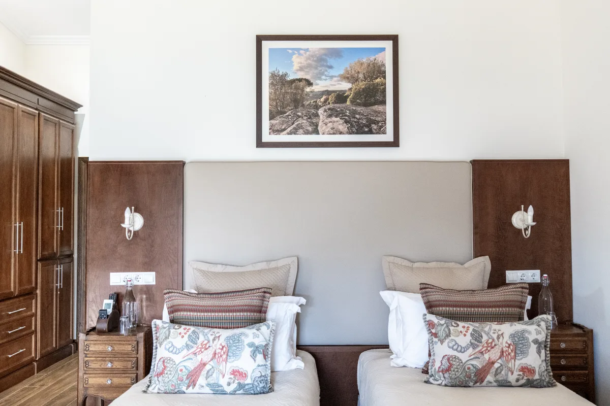 A twin guest room at the lodge